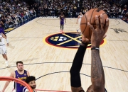 米兰体育官网-湖人客场击败活塞，赢得宝贵一战