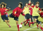 米兰体育下载-足球场上的女英雄们再次掀起狂潮！