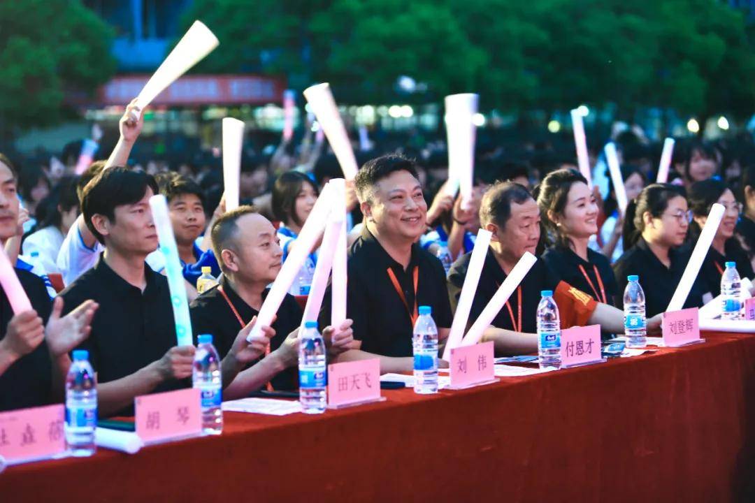 现场观众热情高涨,为选手加油 现场观众热情高涨,为选手加油