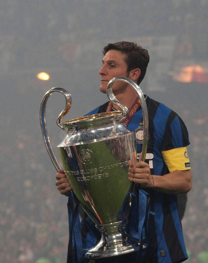 米兰德比双雄大战，皮耶罗成为焦点