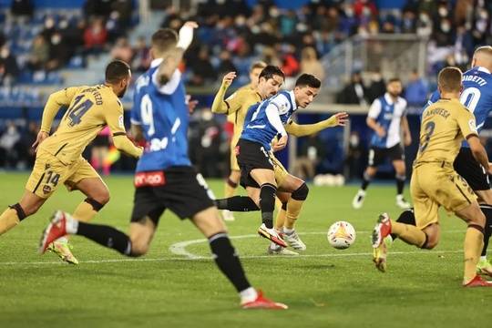 包含纽伦堡坚守阵地，全力冲击联赛前列的词条