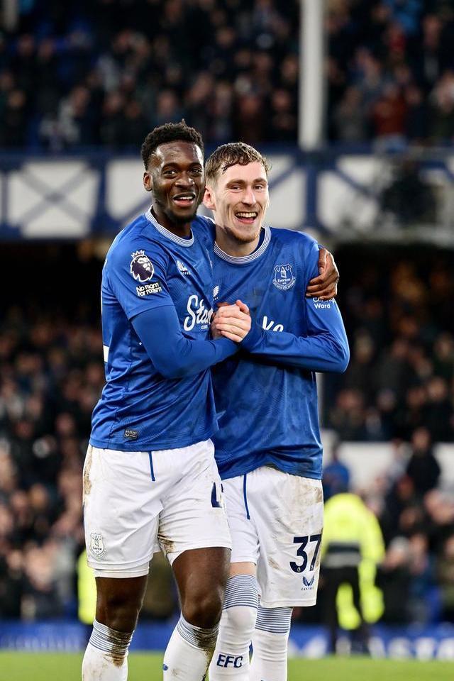 埃弗顿大胜逆袭，球队士气高涨