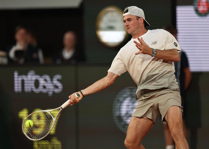 网球男单决赛王峰力压对手，夺得冠军