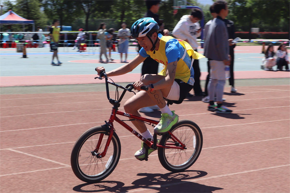 铁人三项运动员泳、骑、跑一气呵成的简单介绍 铁人三项运动员泳、骑、跑一气呵成的简单介绍