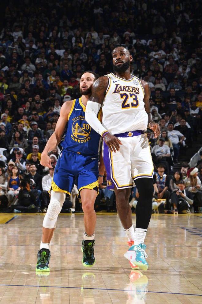 关于勇士战胜湖人，取得三连胜的信息