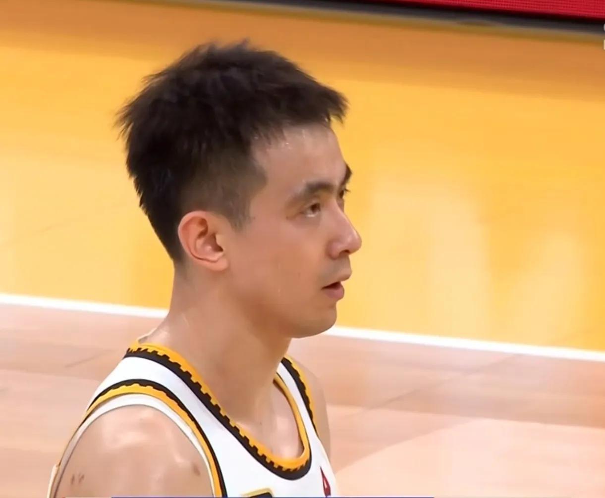 广东宏远不敌新疆开局两连败,郭艾伦状态回升仍无法改变局势 广东宏远不敌新疆开局两连败,郭艾伦状态回升仍无法改变局势