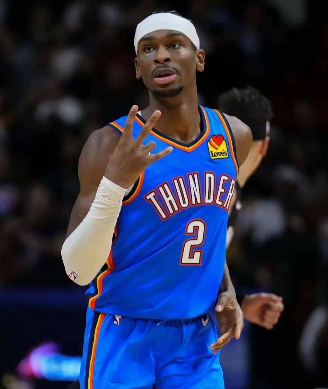 火箭胜雄鹿，湖人擒灰熊