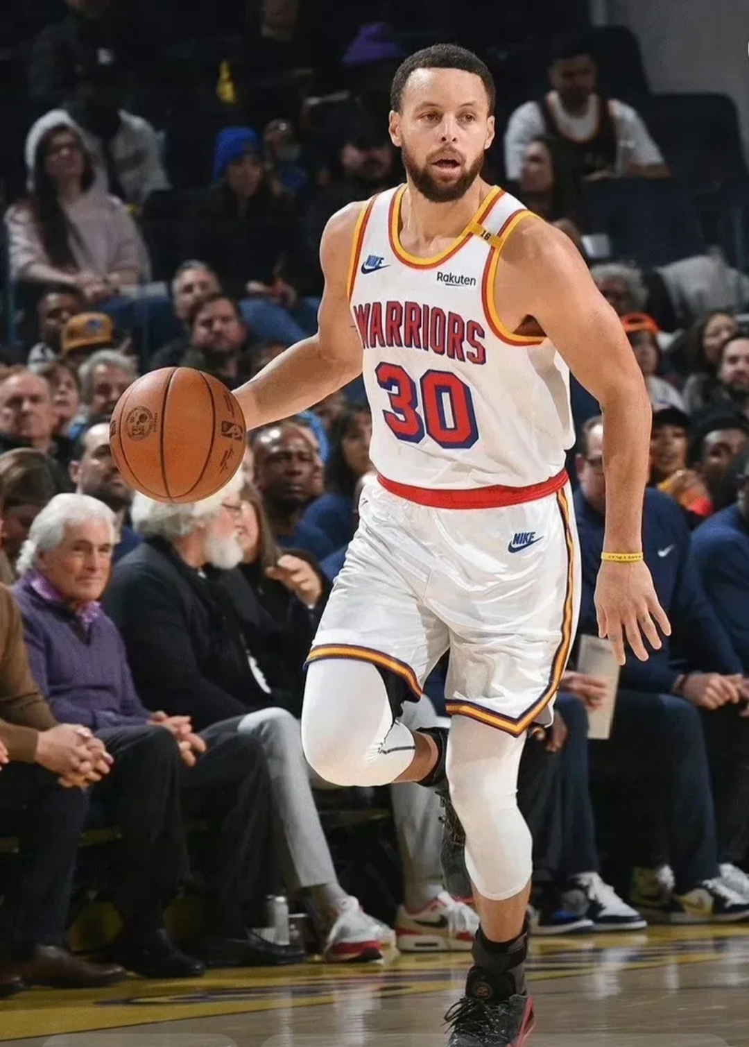 火箭胜雄鹿，湖人擒灰熊