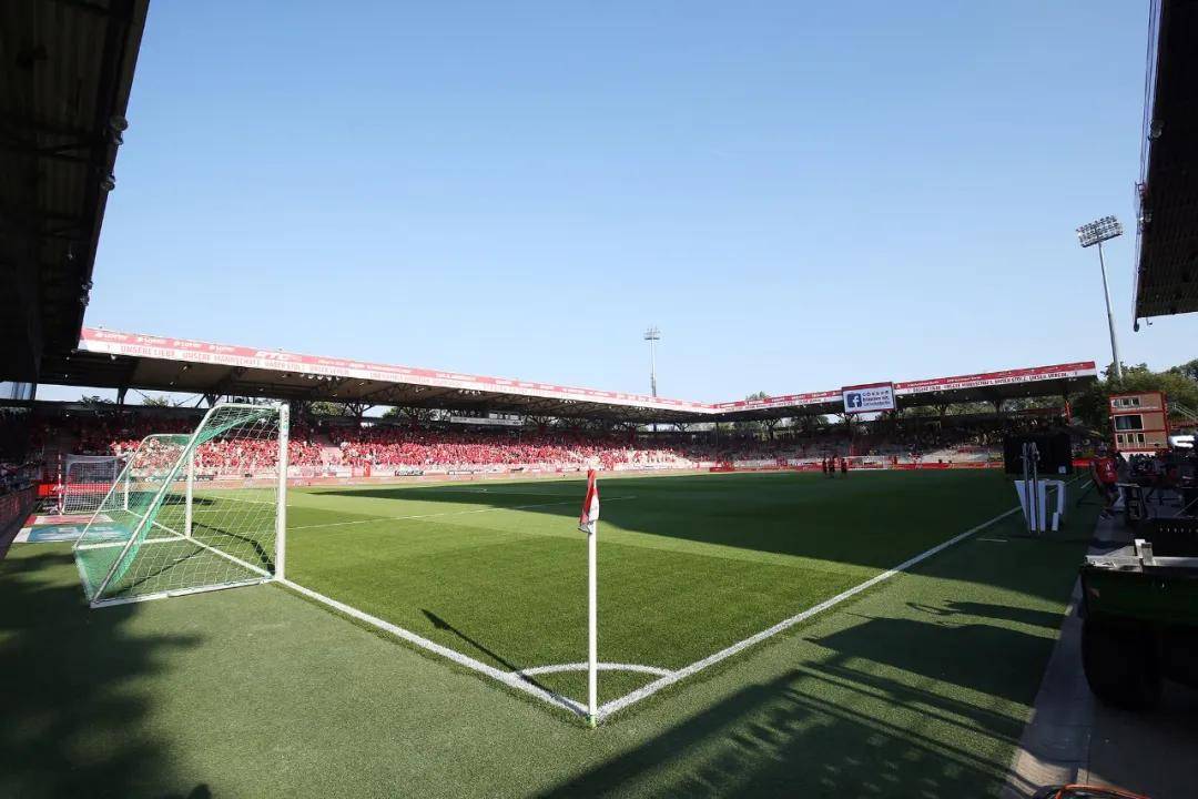 沙尔克04遭遇八连败,降级危机搁浅深陷困境 沙尔克04遭遇八连败,降级危机搁浅深陷困境