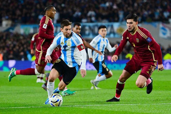 包含巴塞罗那3-0险胜格拉纳达，梅西梅开二度的词条