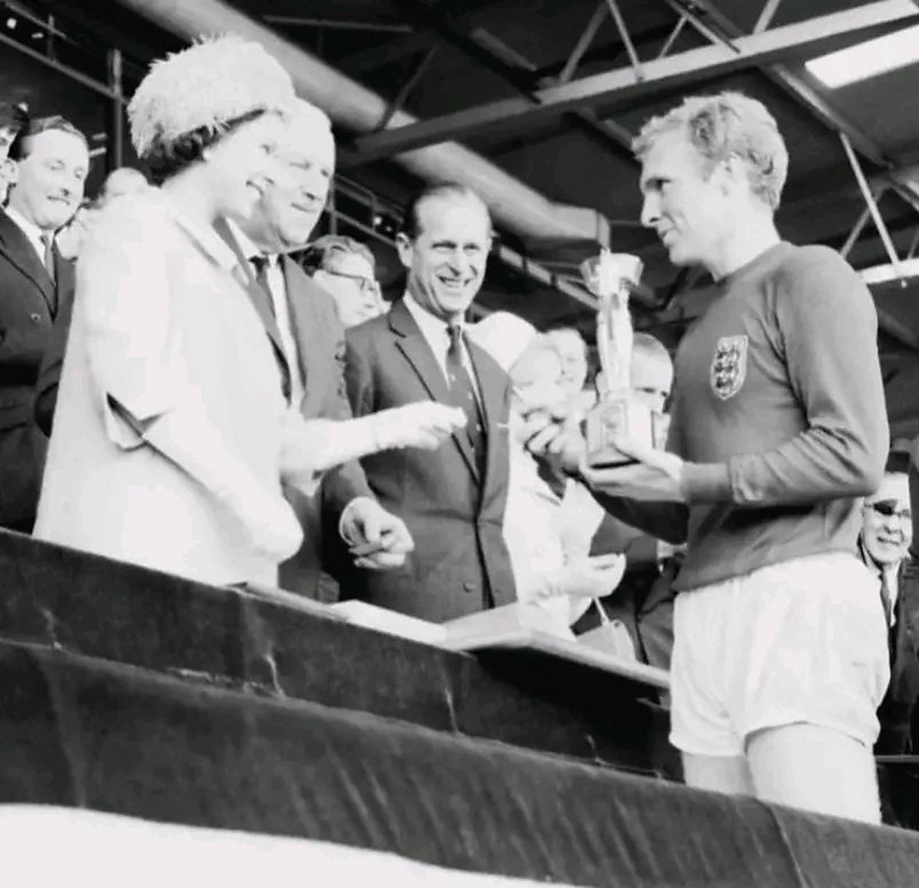 英格兰队横扫韩国队，张本智和带队取胜